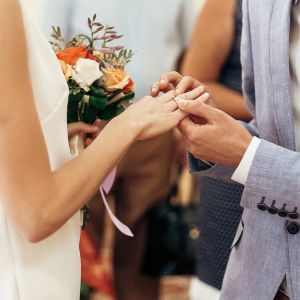 officiant with couples rings at jasper al wedding venue with bridal bouquet